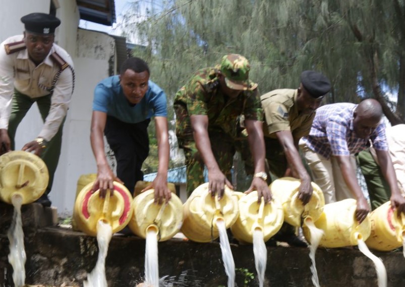 Police Destroy 960 Litres Of Illicit Brews In Lamu County